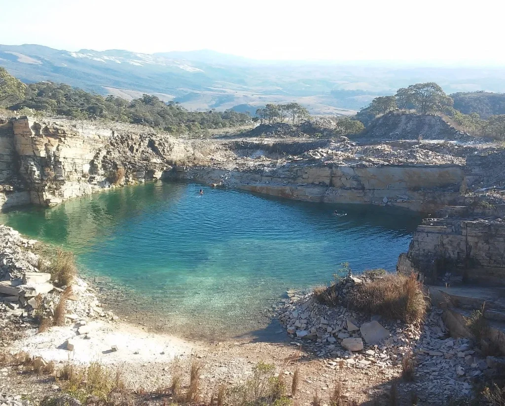 Poço Secreto, piscina natural verde entre os paredões de pedra