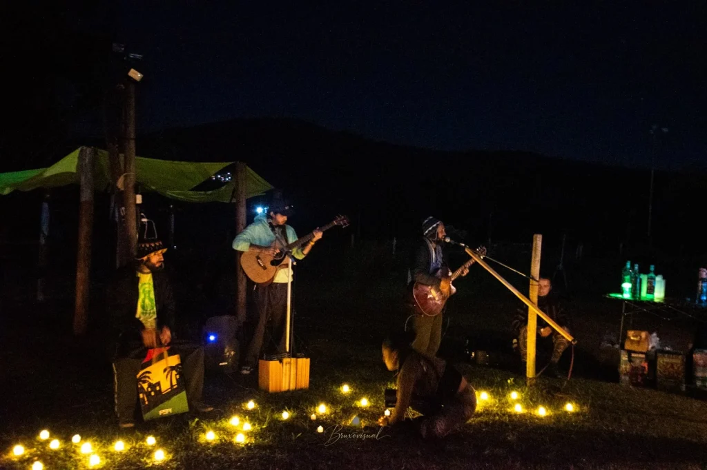 Luau com violão e luzes no camping