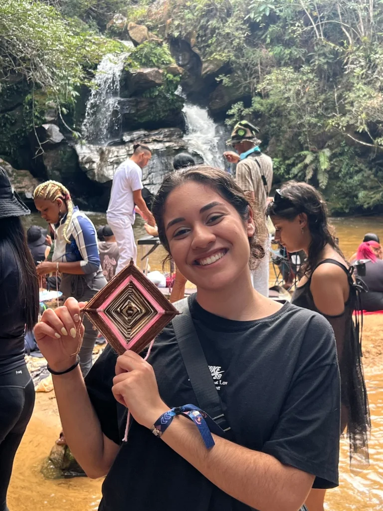 Viajante mostrando a arte que pintou na cachoeira