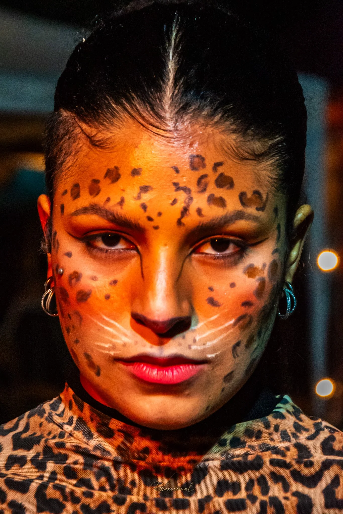 Viajante com maquiagem de onça, clima da edição de Halloween