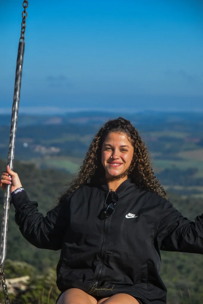 Viajante sorrindo no alto do morro