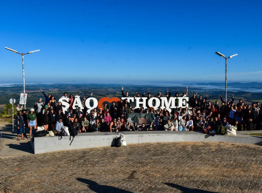 Grupo da Jaguar reunido no letreiro de São Thomé