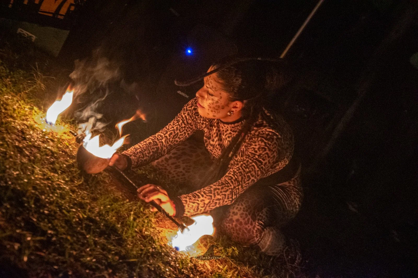 Ritual com fogo à noite numa viagem da Jaguar