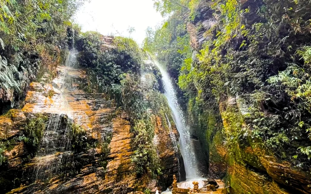 Queda d’água descendo o paredão de pedra no Complexo da Garganta