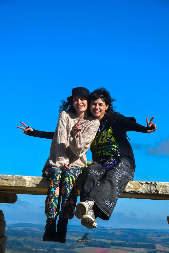 Amigas no balanço com vista para as montanhas