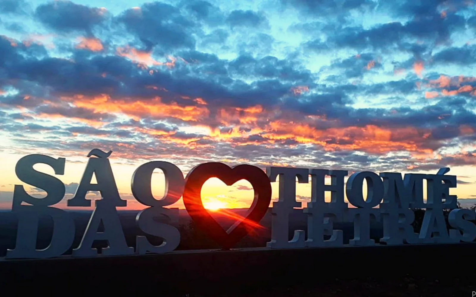 Letreiro de São Thomé das Letras ao pôr do sol